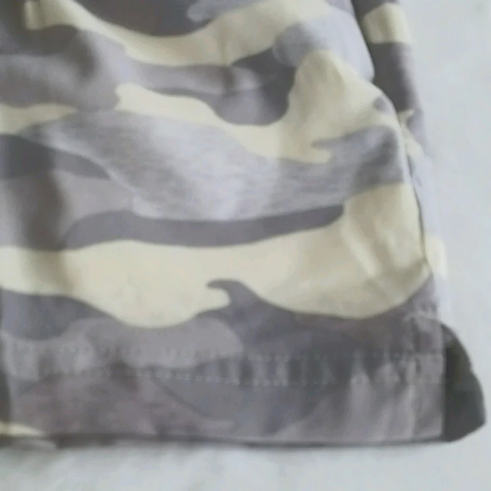 Old Navy Active camouflage quick dry shorts size Medium - Picture 7 of 8